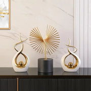 Statue Céramique Moderne “Étreinte Dorée”