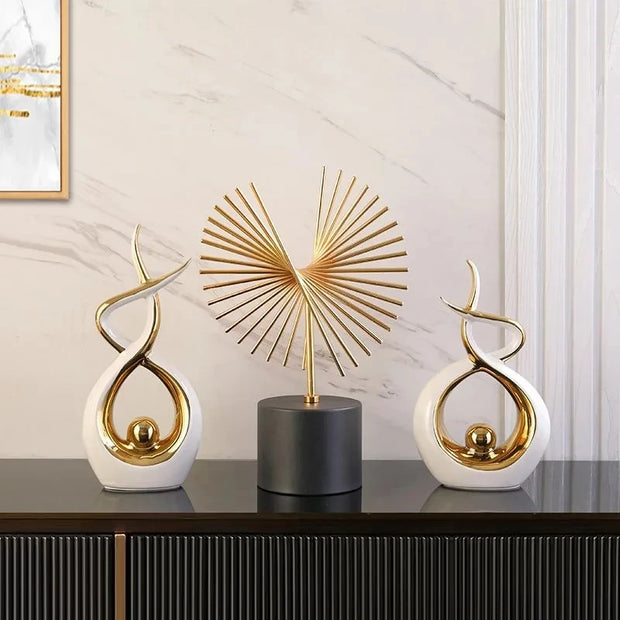 Statue Céramique Moderne “Étreinte Dorée”