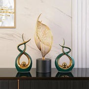 Statue Céramique Moderne “Étreinte Dorée”